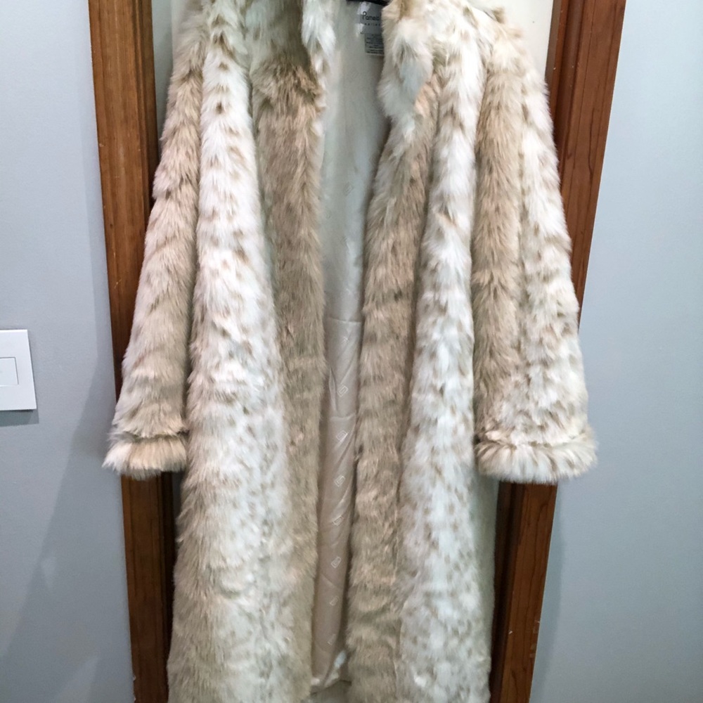 Pamela McCoy Faux Fur coat
